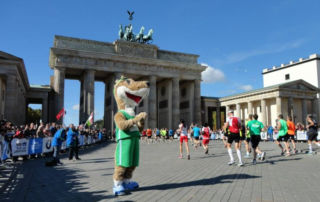 Brandenburger Tor und Maskottchen: Fahrt zum berlin Halbmarathon im April 2020